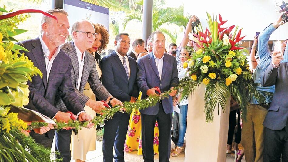 Grupo Roble realiza la apertura de Hole in One Club House del proyecto Golf Gardens