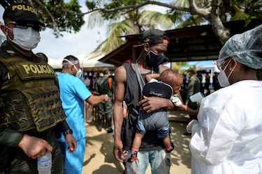 Tras quedar varados en Colombia, 700 migrantes retoman su travesía e ingresan al Tapón del Darién