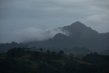 Los pueblos empapados de pobreza que caminan entre montañas ricas en oro y cobre