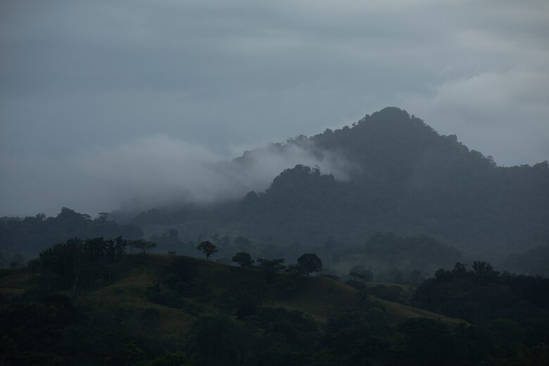 Los pueblos empapados de pobreza que caminan entre montañas ricas en oro y cobre