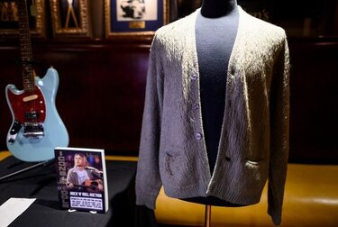El legendario cárdigan de Kurt Cobain fue rematado por 334 mil dólares