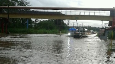 Colón: inundación en Villa del Caribe provoca tranque vehicular