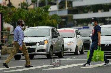 Nuevo plan de reapertura: en 3 semanas termina la movilidad por género; en un mes abren los restaurantes y en octubre, los hoteles