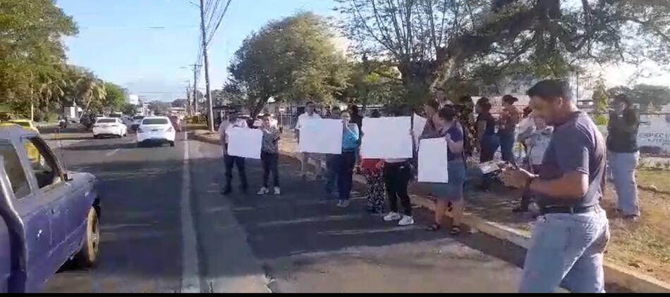 Padres de familia exigen agilizar el refrendo de fondos del FECE para reparar aires acondicionados