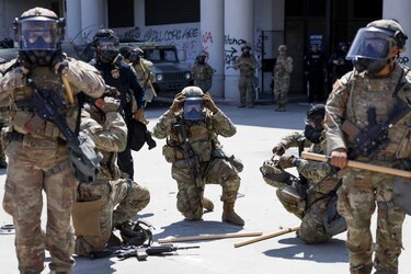 ‘Qué vergüenza’, grito unísono de los manifestantes en Los Ángeles por redadas migratorias