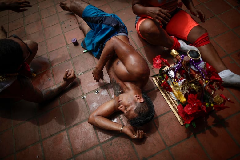 ‘¿Quién vive? ¡El Naza!’, gritan los penitentes y devotos del Cristo Negro en Panamá