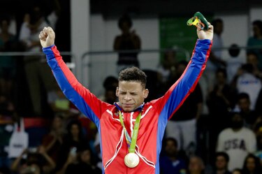 Luchador Ismael Borrero gana el primer oro de Cuba
