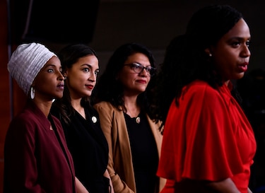 La estrella demócrata Alexandria Ocasio-Cortez, reelecta en Nueva York