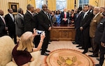 Críticas a asesora de Trump por arrodillarse en sofá del salón Oval