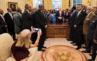 Críticas a asesora de Trump por arrodillarse en sofá del salón Oval