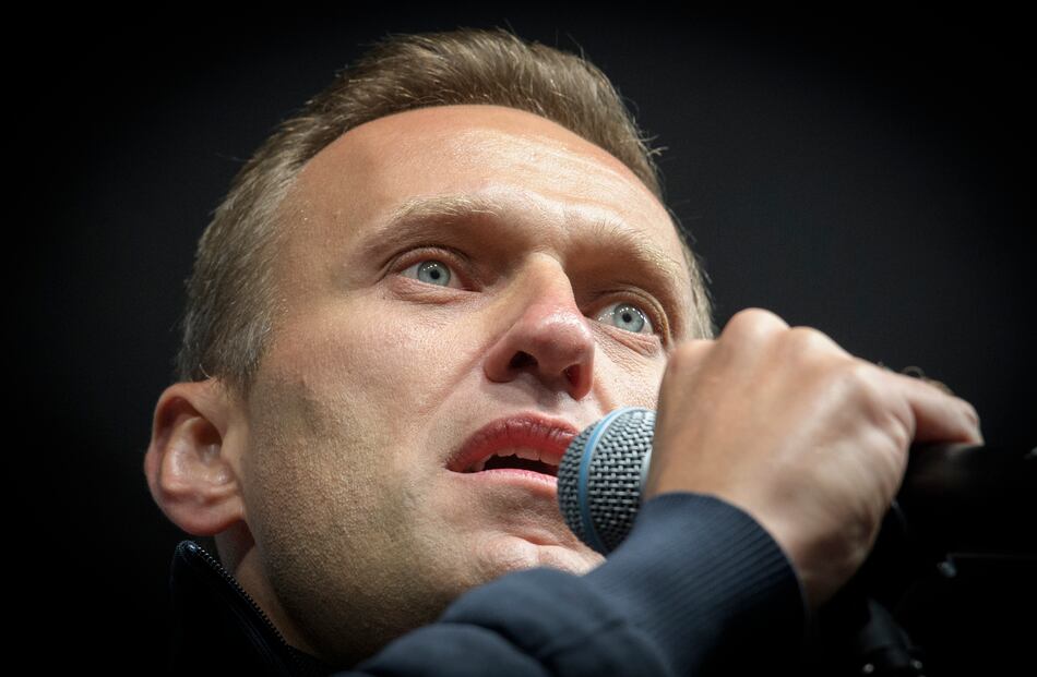 Navalny sale de coma; salud de líder de la oposición rusa mejora
