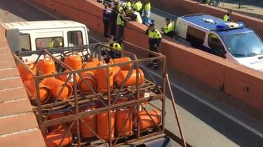 Detienen a tiros un camión robado con bombonas de butano en Barcelona