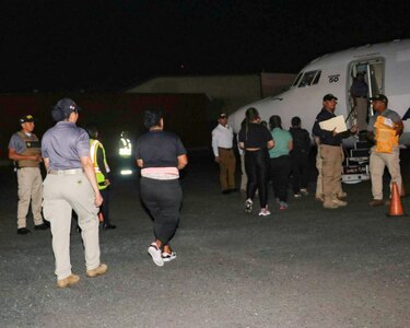 Panamá realiza primer vuelo masivo de deportación y expulsión de ciudadanos colombianos en 2025