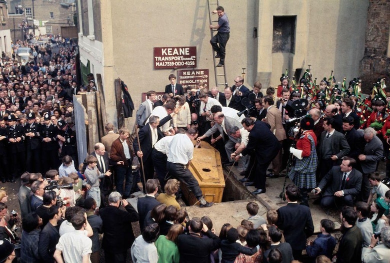 La fascinante historia del irlandés que pasó 61 días enterrado en un ataúd