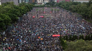Gigantesca manifestación convoca a cientos de miles en Hong Kong pese a tormenta