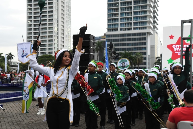 El árbol navideño de la ciudad de Panamá brilla en la cinta costera