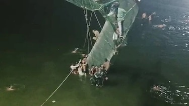 La India continúa el rescate tras el colapso de un puente
