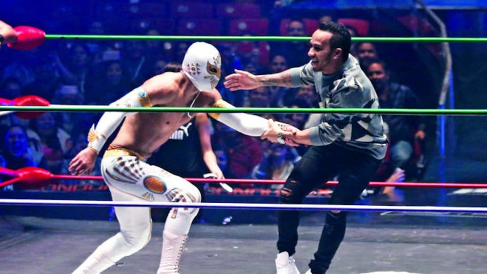 Hamilton debuta como luchador
