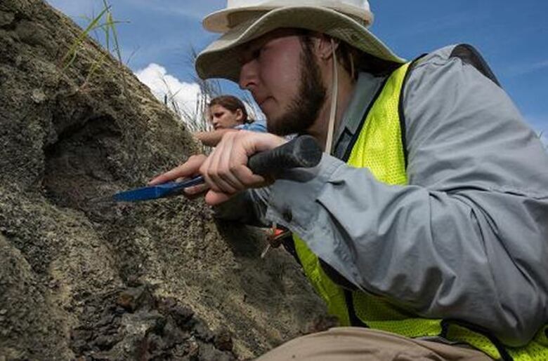 Jóvenes participan en rescate de fósiles en el Canal de Panamá