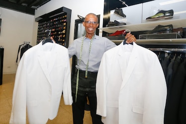 El sastre que viste a los diputados para la toma de posesión