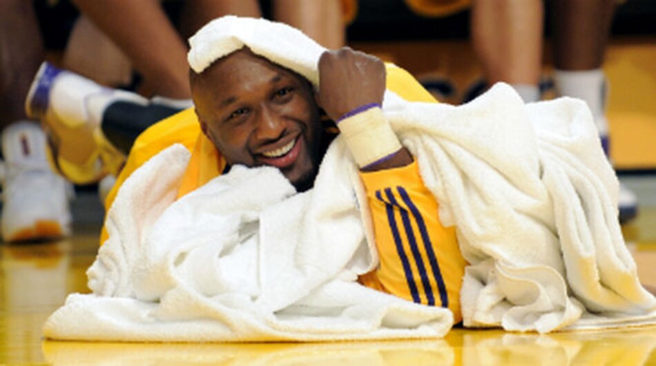 Lamar Odom despierta y habla con familiares