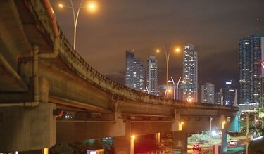 Clientes costean el alumbrado público