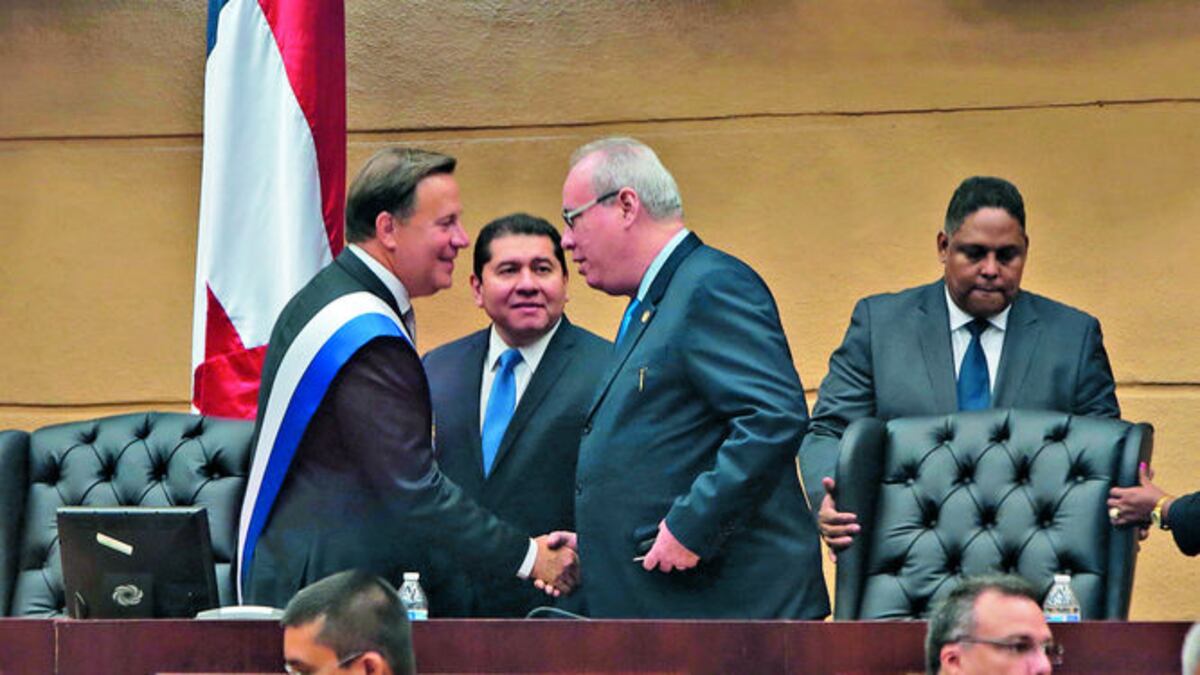 El presidente Varela habló ayer de la definición de una hoja de ruta para aprobar reformas constitucionales, pero no dio más detalles sobre el asunto, una de sus promesas de cam