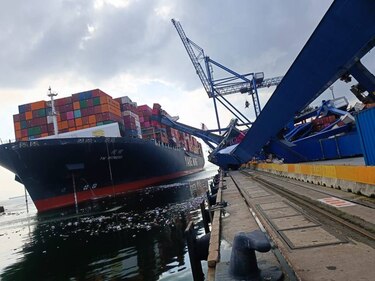 Video: un buque de contenedores derriba tres grúas en un puerto en Turquía