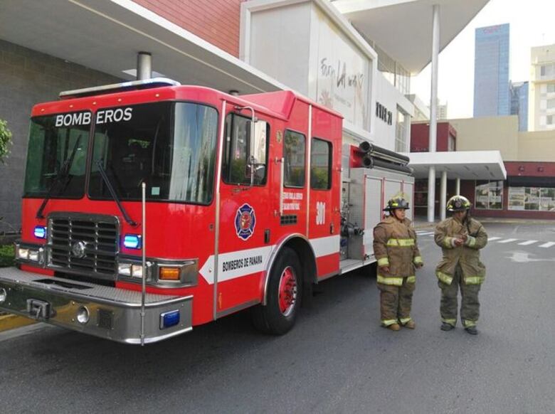 Fuga de gas subterráneo en Multiplaza; bomberos ordenan cierre por algunas horas de restaurantes