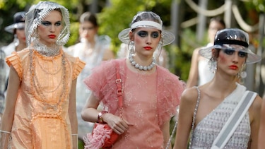 Chanel recrea un universo acuático para ninfas con botas de lluvia