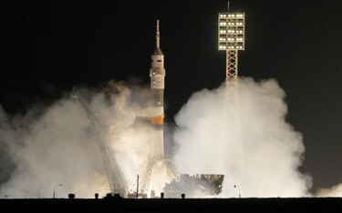 La nave rusa Soyuz TMA-03M con tres tripulantes se acopla hoy a la EEI