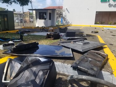 Protesta en Colón: lanzan equipos electrónicos en sede de empresa de energía eléctrica