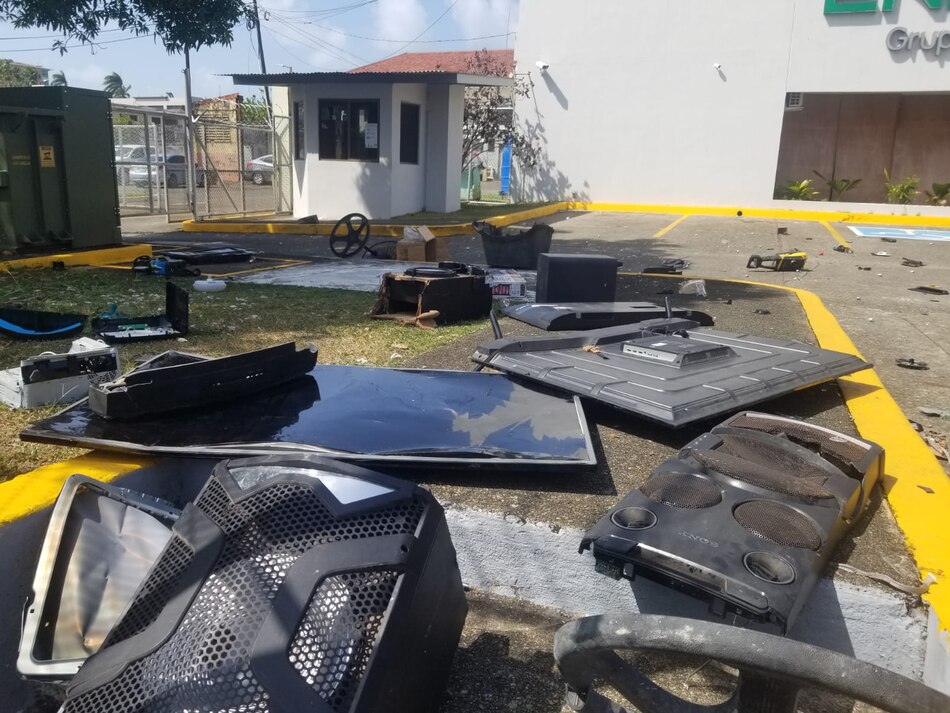 Protesta en Colón: lanzan equipos electrónicos en sede de empresa de energía eléctrica