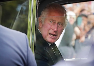 El rey Carlos III pagará una extra de $702 a su personal por alza en el costo de vida