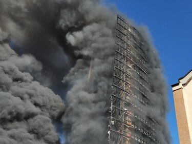 Un edificio de 20 plantas arde en Milán, en principio sin víctimas