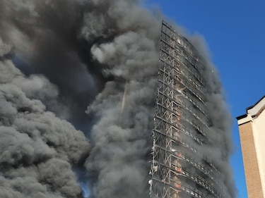 Un edificio de 20 plantas arde en Milán, en principio sin víctimas