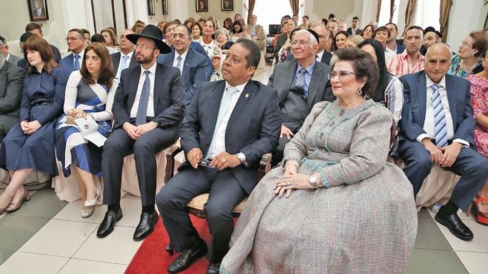 Esther de Abadi recibe una medalla al mérito