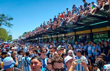 La selección argentina continúa su caravana en helicóptero por aglomeraciones