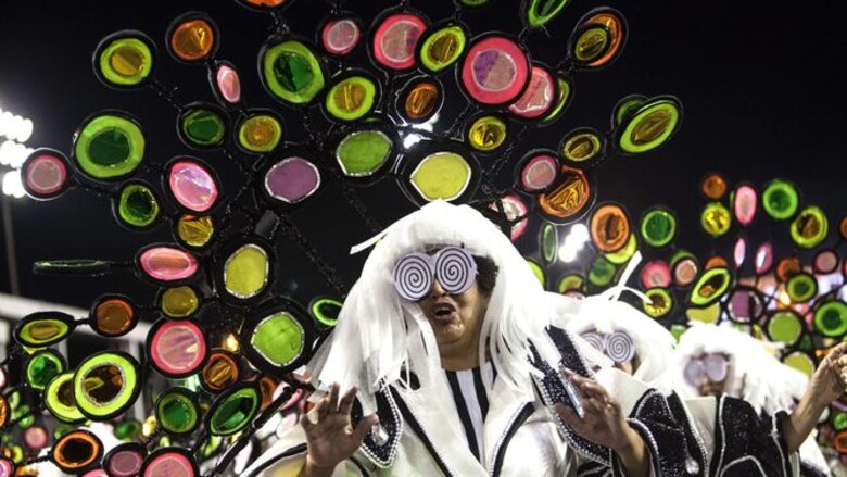 De comparsa en comparsa los brasileños se divierten en una fiesta sin tregua