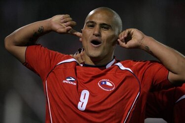 Boca Juniors argentino apunta a fichar al delantero chileno Suazo