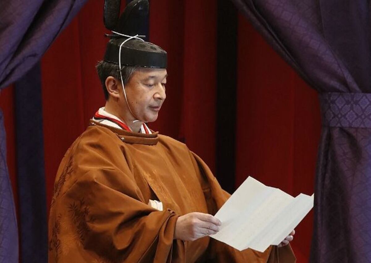 'Tras haber heredado precedentemente el trono en virtud de la Constitución y de la ley de la Casa Imperial (...), al país y al mundo, proclamo mi entronización', declaró Naruhito.