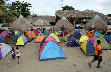 Tras quedar varados en Colombia, 700 migrantes retoman su travesía e ingresan al Tapón del Darién
