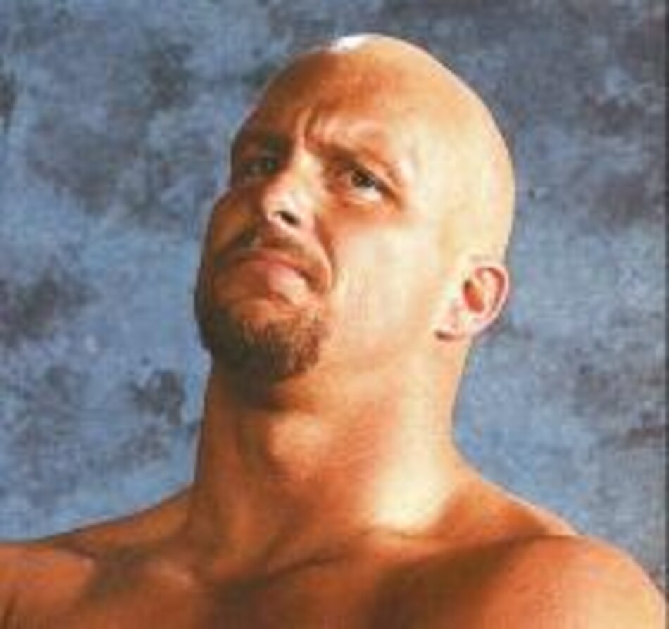 Stone Cold es acusado de golpear a su esposa