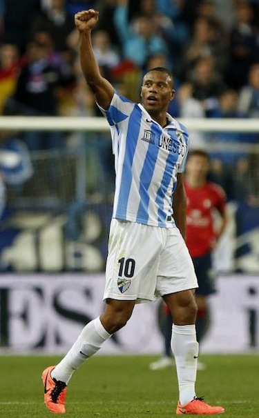 Málaga gana en descuento y desplaza a Valencia en la liga española