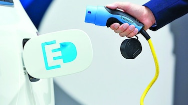 Trabajadores combaten expansión a autos eléctricos