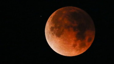 Un eclipse total teñirá a la Luna de rojo la noche del domingo