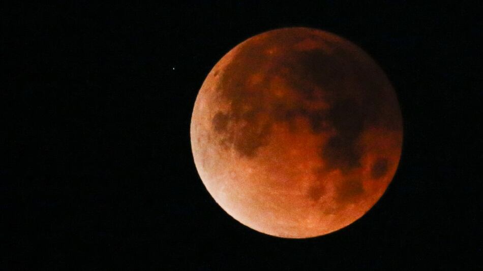 Un eclipse total teñirá a la Luna de rojo la noche del domingo