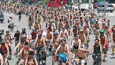 Gran ‘ciclopaseo’ al desnudo como protesta