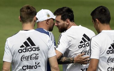 Messi cumple 31 años y recibe tensa felicitación de Sampaoli