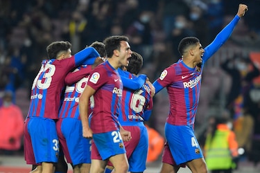 El Barcelona sufre pero gana 3-2 al Elche